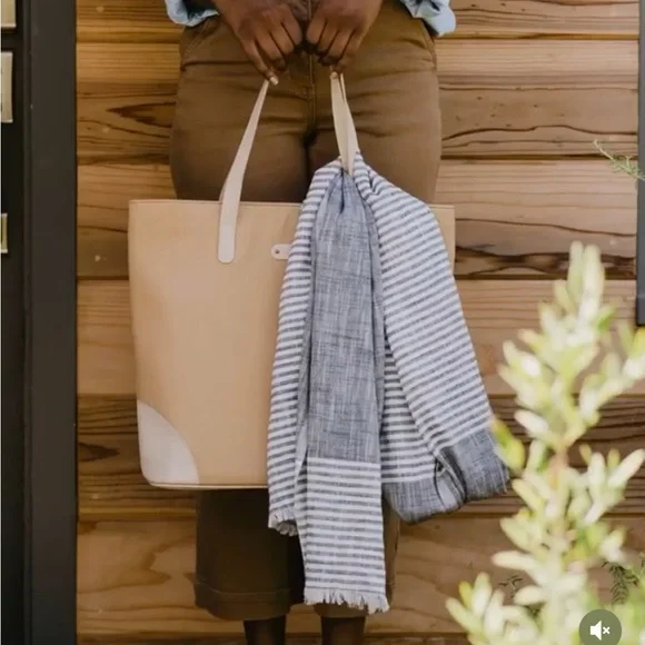 Everyday Tote in Almond 🤎 - Picture 2 of 9